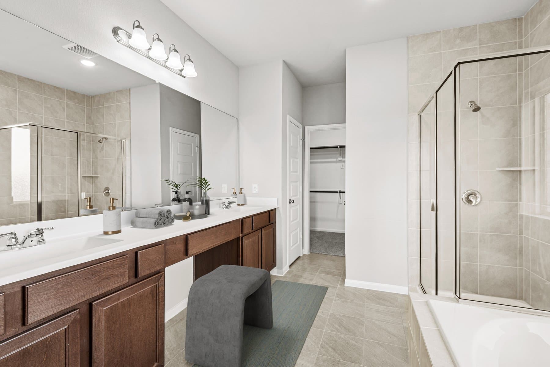 Owner's bath with dual sinks
