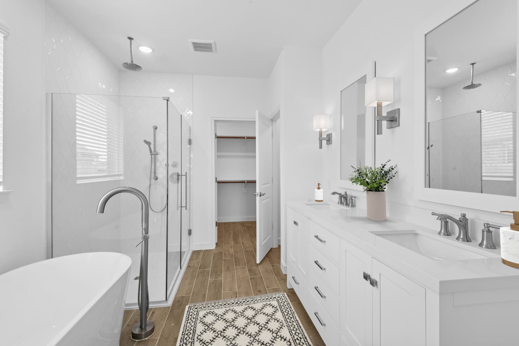 Primary bath with dual sinks