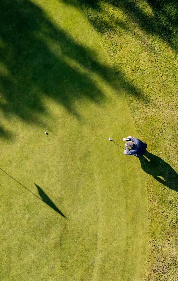144274_Aerial view a golfer lining up a putt USP Crop