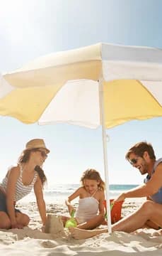 36092 Family at the Beach USP Crop