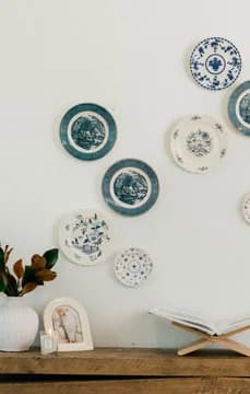 173954 USP Crop of plates on wall