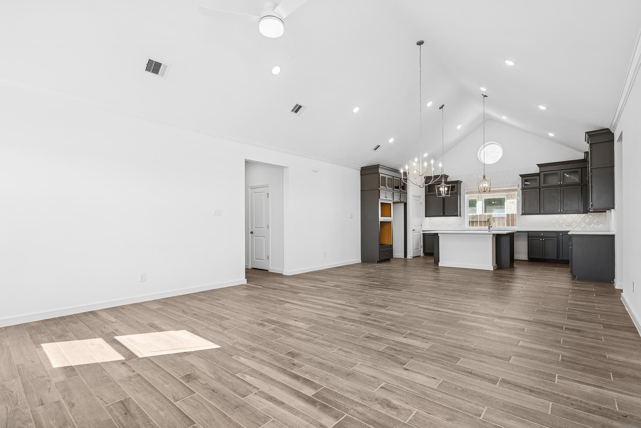 Dining Area & Kitchen