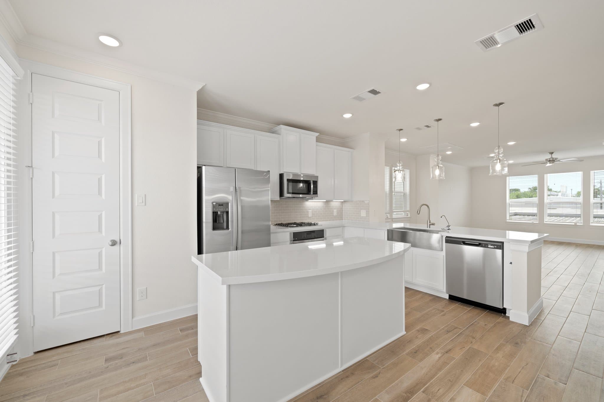 Kitchen with central island